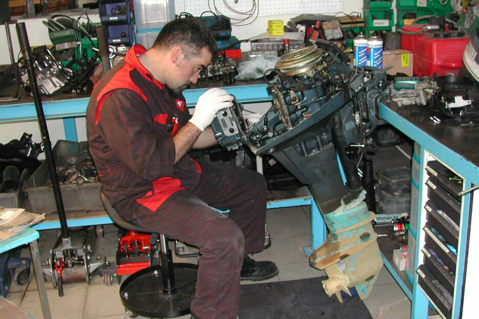Rparation dun moteur de bateau